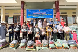 Các vị chức sắc, tăng ni, phật tử tặng quà cho người dân có hoàn cảnh khó khăn tại xã Ayun, huyện Mang Yang. Ảnh: T.N