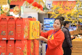 Bạn Nguyễn Thị Kim Phượng tranh thủ kiếm thêm thu nhập từ công việc thời vụ dịp cuối năm tại Siêu thị Co.op Mart Pleiku. Ảnh: H.H