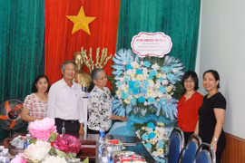 Đồng chí Nguyễn Thị Thanh Lịch–Tỉnh ủy viên, Phó Chủ tịch UBND tỉnh Gia Lai tặng hoa chúc mừng Ban Đại diện Hội Người cao tuổi tỉnh Gia Lai.