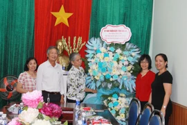 Đồng chí Nguyễn Thị Thanh Lịch–Tỉnh ủy viên, Phó Chủ tịch UBND tỉnh Gia Lai tặng hoa chúc mừng Ban Đại diện Hội Người cao tuổi tỉnh Gia Lai.