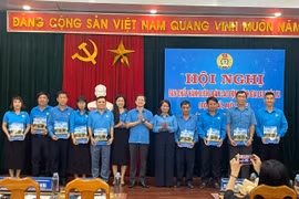 Ban Chấp hành Liên đoàn Lao động tỉnh trao Quyết định giải thể, kết thúc hoạt động 20 công đoàn cấp trên trực tiếp cơ sở