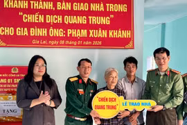 Sư đoàn 31 (Quân đoàn 34), Công an tỉnh và xã Tuy Phước bàn giao nhà cho gia đình ông Phạm Xuân Khánh(người thức 2 bên phải).