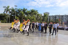 Lãnh đạo tỉnh dâng hoa, dâng hương tại Tượng đài Nguyễn Sinh Sắc-Nguyễn Tất Thành và Nghĩa trang liệt sĩ Quy Nhơn 