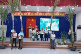 Trao danh hiệu Hoa hậu và Á hậu 1, Á hậu 2 Hội thi Hoa hậu mía đường cho các chủ nhân sở hữu. Ảnh: N.D