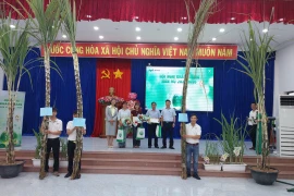 Trao danh hiệu Hoa hậu và Á hậu 1, Á hậu 2 Hội thi Hoa hậu mía đường cho các chủ nhân sở hữu. Ảnh: N.D
