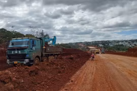 Phân luồng giao thông tạm thời phục vụ thi công đường Nguyễn Văn Linh.