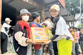 Trao hơn 400 phần quà cho người dân và học sinh khó khăn tại xã Đăk Sơ Mei