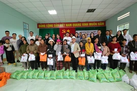 Trao hơn 950 phần quà cho người dân xã Đak Sơ Mei