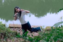 Chị Nguyễn Bích Ngọc (nghệ danh A Fishy Bit) lan tỏa âm nhạc mộc mạc giữa thiên nhiên. 