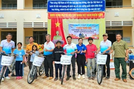 Trao hơn 400 phần quà cho học sinh khó khăn ở xã Biển Hồ