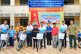 Trao hơn 400 phần quà cho học sinh khó khăn ở xã Biển Hồ