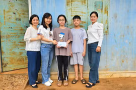 Gia Lai: Trao tiền hỗ trợ học sinh có hoàn cảnh khó khăn vươn lên học tốt