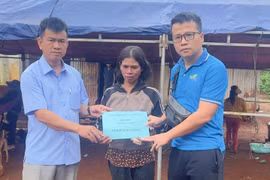 Trao hỗ trợ đến hai gia đình có con em gặp nạn tại xã Ia Pia