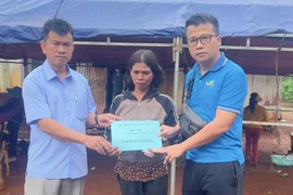 Trao hỗ trợ đến hai gia đình có con em gặp nạn tại xã Ia Pia