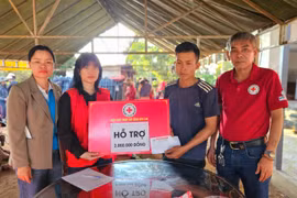 Trao tiền hỗ trợ 2 gia đình có con bị đuối nước tại xã Ia Phí