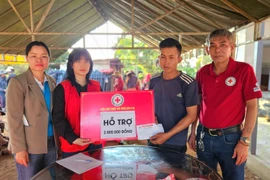 Trao tiền hỗ trợ 2 gia đình có con bị đuối nước tại xã Ia Phí