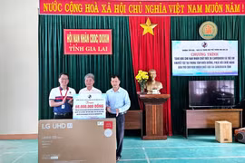 Trường Quốc tế song ngữ UKA Gia Lai trao quà cho nạn nhân chất độc da cam/dioxin
