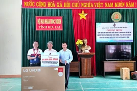 Trường Quốc tế song ngữ UKA Gia Lai trao quà cho nạn nhân chất độc da cam/dioxin