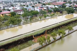 Đoạn tường Hoàng thành Huế đổ sập sau 3 đợt lũ lụt
