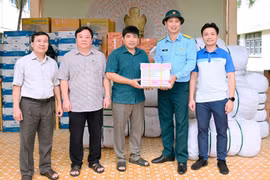 Trao 35 tấn hàng hóa cho học sinh bị ảnh hưởng mưa bão tại xã Tuy Phước và 1 số trường học ở phường Quy Nhơn