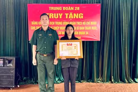 Đại diện Trung đoàn 28 trao bằng khen của Trung ương Đoàn cho đại diện gia đình Thượng sĩ Kpă Thiêp.