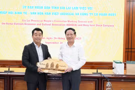 Chủ tịch UBND tỉnh Phạm Anh Tuấn (phải) tặng quà lưu niệm cho ông Kim Il Wan-Chủ tịch Hội đồng quản trị Tập đoàn đầu tư và phát triển Kim Khang. Ảnh: N.H