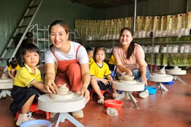 Pleiku: Gần 100 trẻ Trường mầm non Hoa Mai trải nghiệm làm gốm