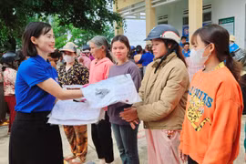 Chị Quách Thị Thùy Trang-Bí thư đoàn thanh niên xã Chư Đang Ya trao tặng quà cho bà con. Ảnh: Ngọc Duy