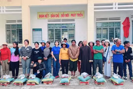 Trao 100 suất quà cho gia đình chính sách, hộ nghèo, hộ cận nghèo tại xã Chư Đang Ya