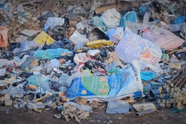 Túi nilon, hộp xốp, chai nhựa, thức ăn thừa cùng nhiều loại phế liệu khác nằm ngổn ngang, bốc mùi hôi thối nồng nặc. Ảnh: Ngọc Duy