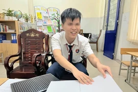 Em Trần Trung Đức luôn giữ nụ cười lạc quan dù phải trải qua nhiều khó khăn. 