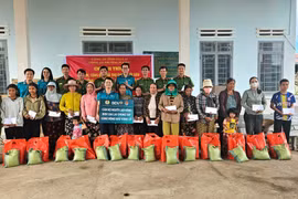 Công an phường Pleiku và BIDV Gia Lai tặng quà hỗ trợ người dân vùng lũ 