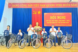 Lãnh đạo xã Biển Hồ trao tặng xe đạp và quà cho học sinh có hoàn cảnh khó khăn, biết vươn lên trong học tập. Ảnh: ĐVCC