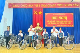 Lãnh đạo xã Biển Hồ trao tặng xe đạp và quà cho học sinh có hoàn cảnh khó khăn, biết vươn lên trong học tập. Ảnh: ĐVCC