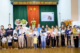 Các gia đình được hỗ trợ tiền mặt.