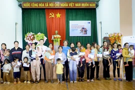 Các gia đình được hỗ trợ tiền mặt.