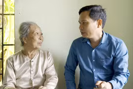 Phó Trưởng Ban Tuyên giáo và Dân vận Tỉnh ủy Gia Lai Phạm Huy Toàn hỏi thăm sức khỏe gia đình bà Trần Thị Thanh ở xã Pờ Tó