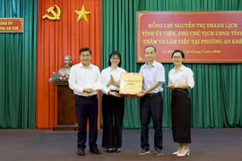 Phó Chủ tịch UBND tỉnh Nguyễn Thị Thanh Lịch (thứ 2 từ trái qua) trao quà cho các cơ quan, đơn vị của phường An Khê. Ảnh: Minh Trung