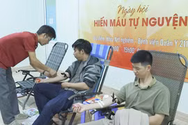 Các tình nguyện viên CLB Máu nóng Gia Lai tham gia hiến máu