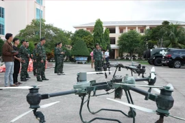 Bộ CHQS tỉnh đã tiếp nhận và vận hành thử 2 thiết bị bay không người lái phục vụ vận chuyển, tiếp tế.