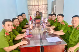 Cán bộ chiến sỹ Công an phường Hoài Nhơn Nam tham gia góp ý dự thảo văn kiện trình Đại hội XIV của Đảng qua VNeID.