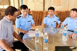 Cán bộ QLTT tuyên truyền, cho ký cam kết đối với một doanh nghiệp sản xuất, kinh doanh gạch ngói trên địa bàn xã Tây Sơn.