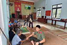 Người dân ở các khu vực nguy hiểm tại phường Hoài Nhơn được bố trí đến nơi an toàn.