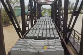 Cầu đường sắt Luật Lễ 1 (qua xã Tuy Phước) gồm 2 nhịp, được gia tải bằng 2 toa tà vẹt với tổng trọng lượng gần 90 tấn.