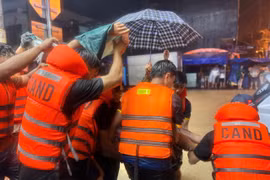 Lực lượng Công an di dời người dân vùng ngập lụt tại phường Quy Nhơn Bắc.