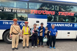 Gia đình anh Cao Sỹ Tùng được CSGT tỉnh Gia Lai giúp đỡ vé xe miễn phí để về quê giữa hành trình di chuyển bằng xe máy từ Đồng Nai về Thanh Hóa.