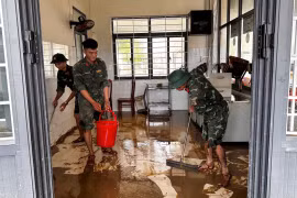 Cán bộ chiến sĩ Trung đoàn 739 (Bộ CHQS tỉnh Gia Lai) dọn dẹp bùn đất tại Bệnh viện Lao và Bệnh phổi Quy Nhơn.