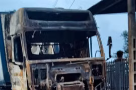 Xe đầu kéo đang đậu trên đường giao thông thuộc xã Phù Mỹ Bắc, tỉnh Gia Lai thì bốc cháy phần đầu.