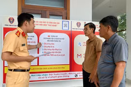 Cán bộ Phòng Cảnh sát giao thông Công an tỉnh Gia Lai hướng dẫn người dân một số nội dung liên quan đến thủ tục nộp phạt nguội.
