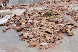 Đất đá vùi lấp đường bê tông qua đèo Nha Sam đi làng Canh Tiến, xã Canh Vinh khiến giao thông chia cắt.